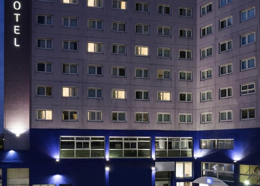 Île-de-France Aubervilliers Front of property - evening/night