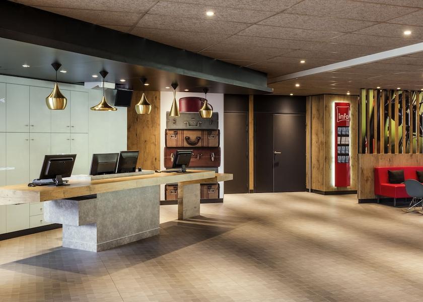 Île-de-France Montigny-le-Bretonneux Reception