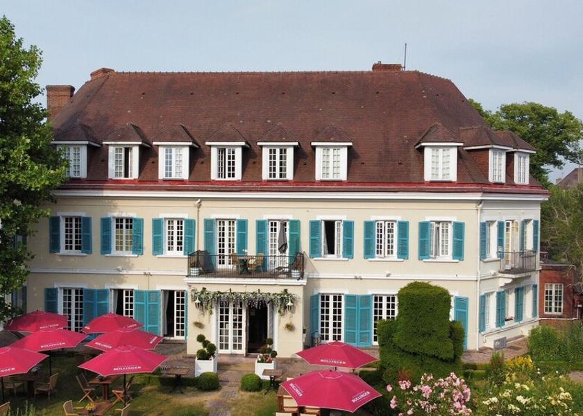 Hauts-de-France Montreuil-sur-Mer Front of property