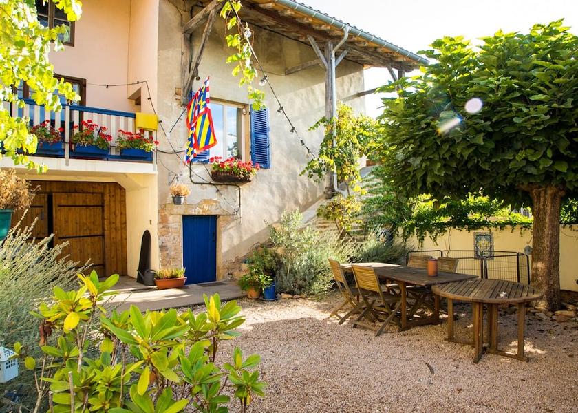 Bourgogne-Franche-Comte Aze Exterior Detail