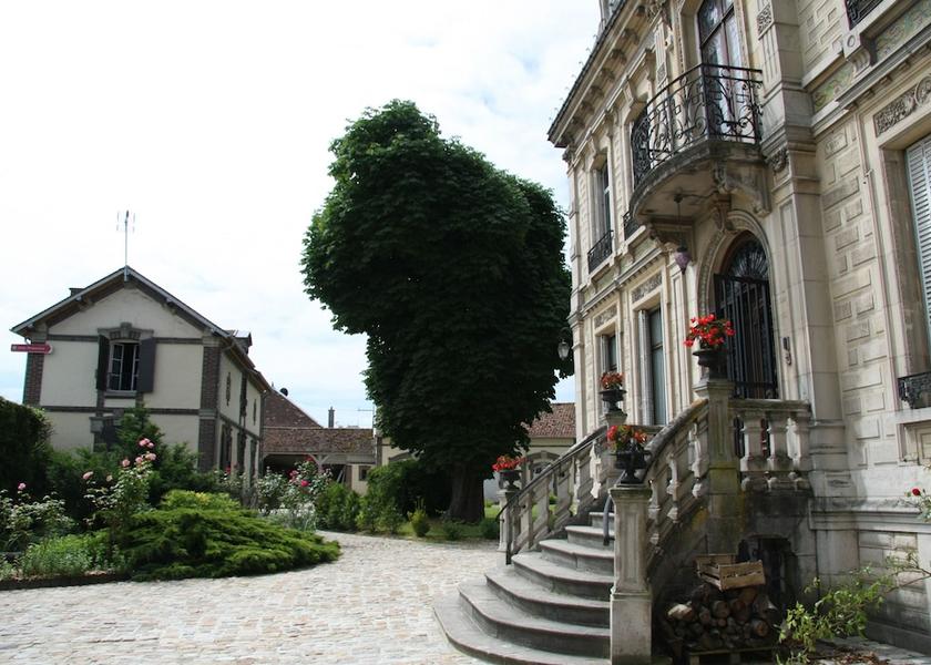 Grand Est Arcis-Sur-Aube Facade