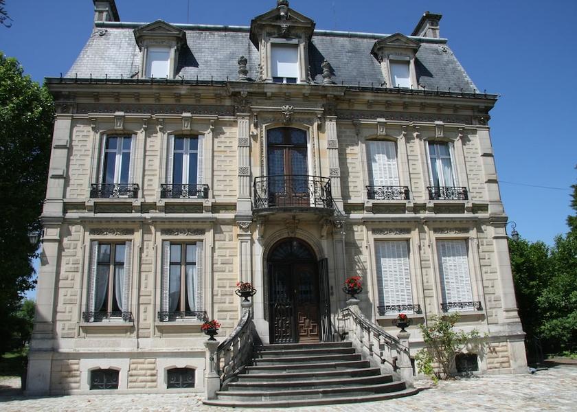 Grand Est Arcis-sur-Aube Entrance