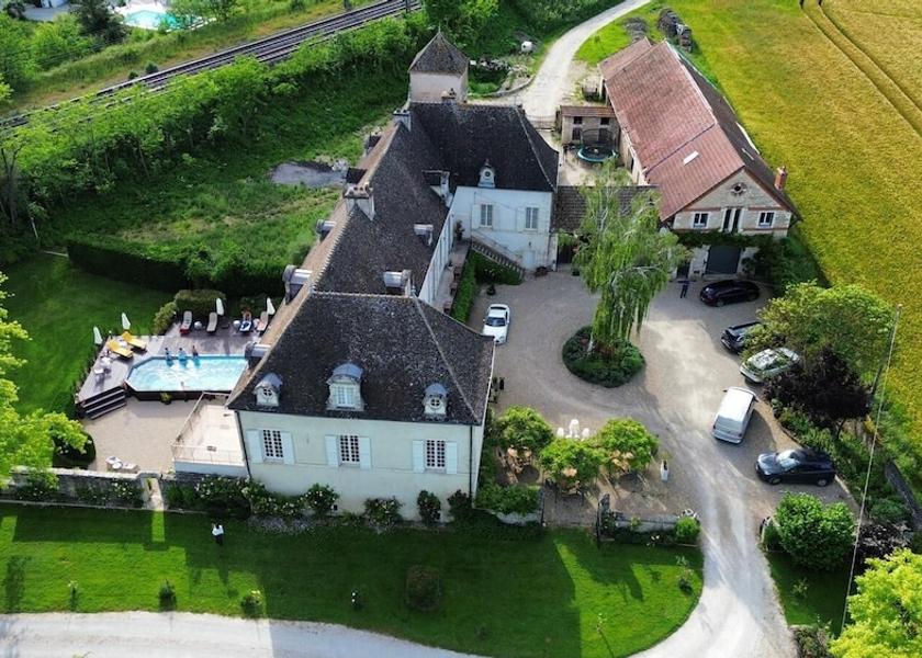 Bourgogne-Franche-Comte Fontaines Exterior Detail