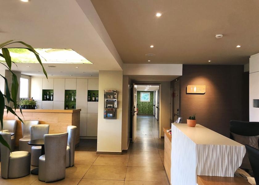 Brittany Chantepie Lobby