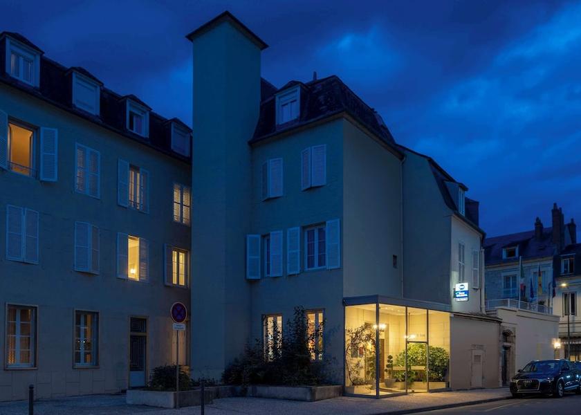 Bourgogne-Franche-Comté Nevers Front of property - evening/night