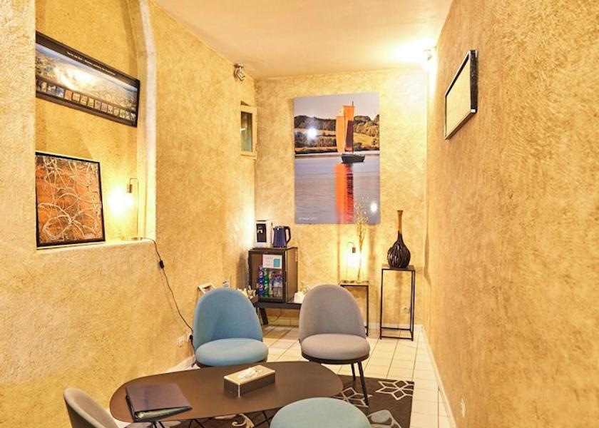 Brittany La Roche-Bernard Lobby sitting area
