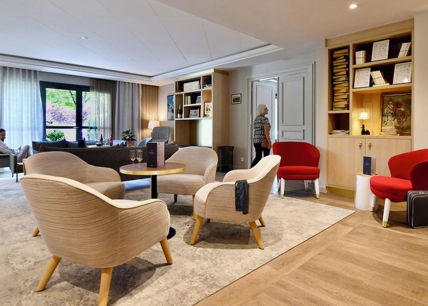Île-de-France Maisons-Laffitte Bar (on property)