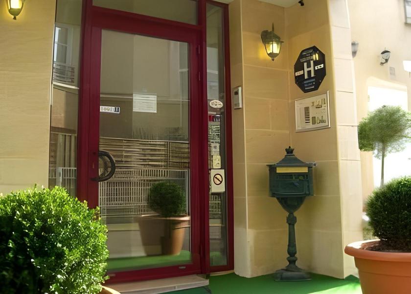 Grand Est Troyes Entrance