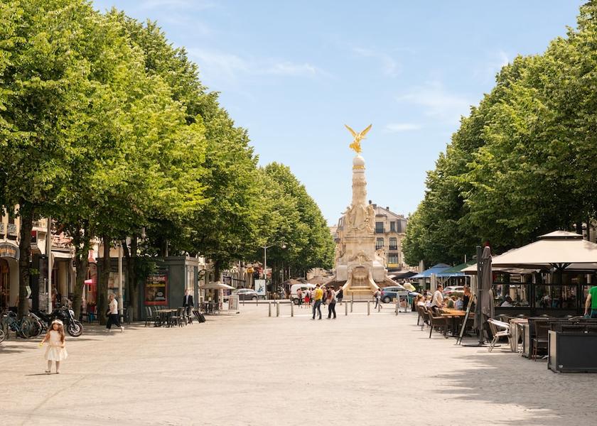 Grand Est Reims Street view