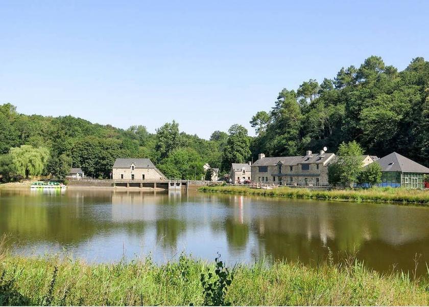 Brittany Rochefort-en-Terre Outdoor Dining