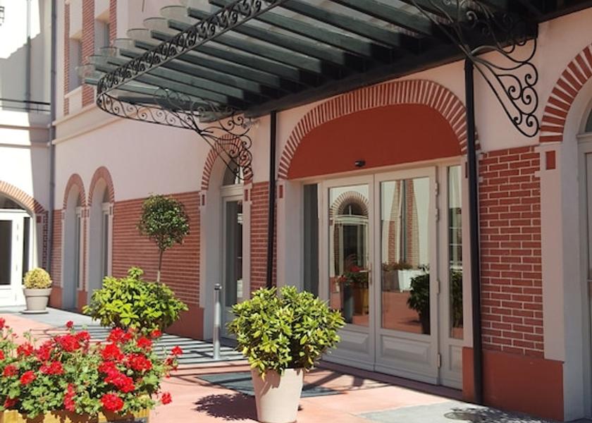 Centre - Loire Valley Maintenon Courtyard