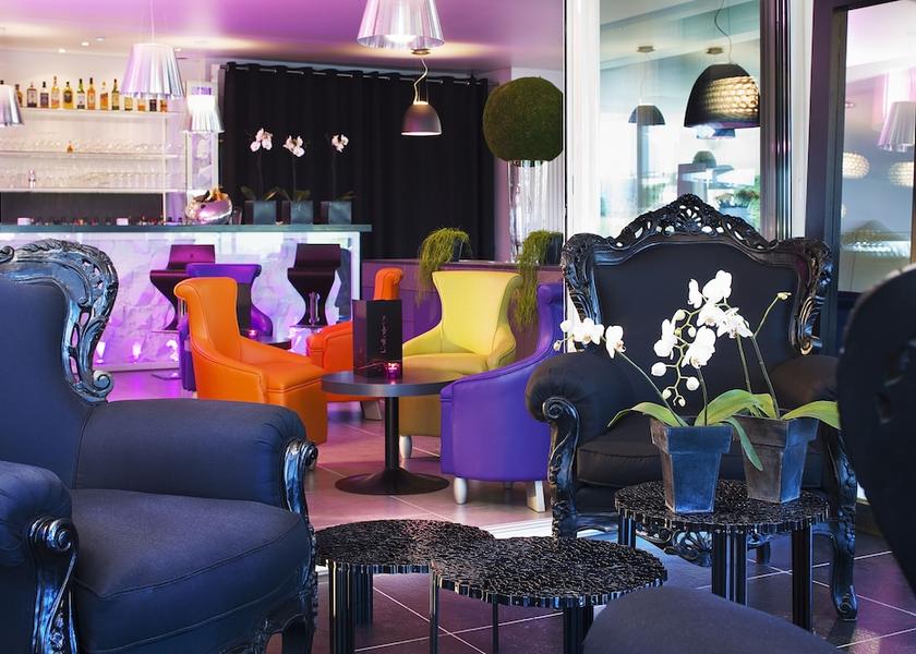 Auvergne-Rhône-Alpes Saint-Etienne Bar (on property)