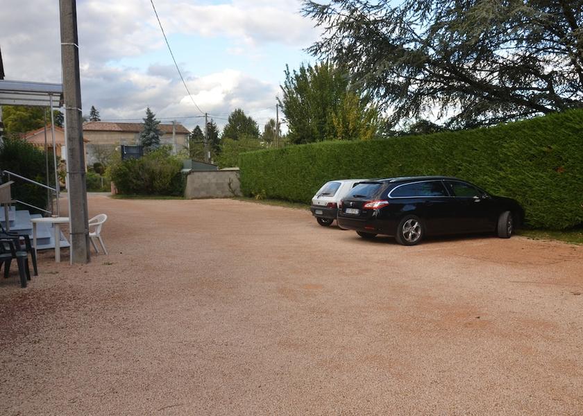 Auvergne-Rhône-Alpes Saint-Georges-de-Reneins Parking