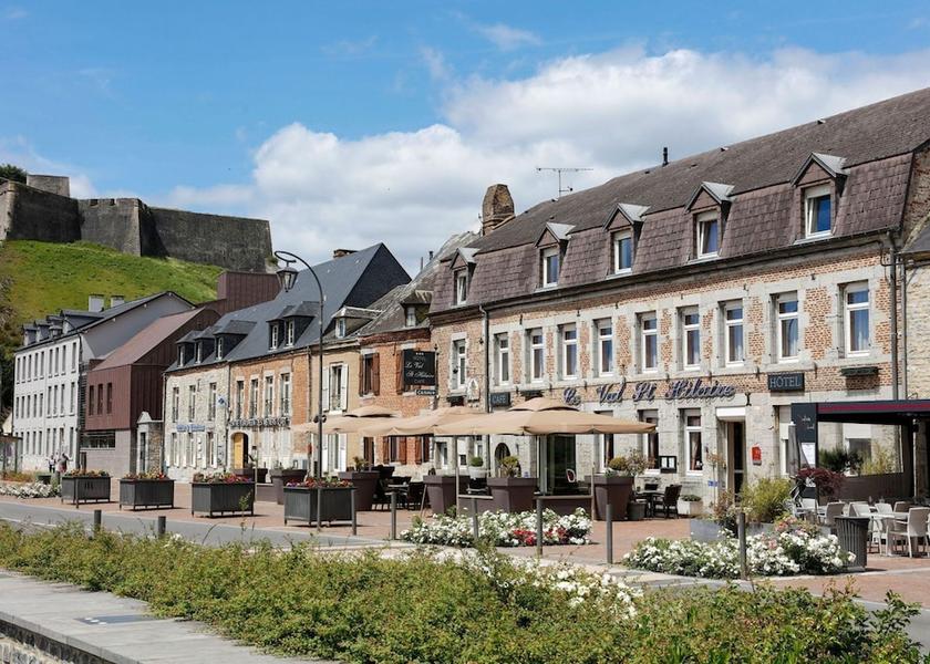 Grand Est Givet Front of property