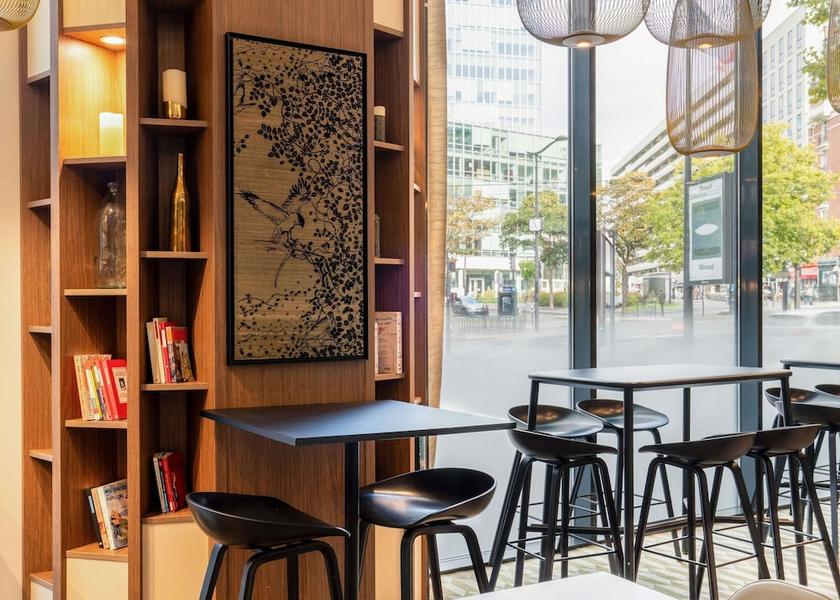 Île-de-France Paris Bar (on property)
