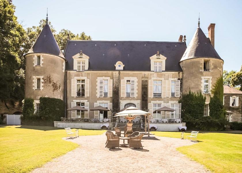 Centre-Loire Valley Chargé Terrace