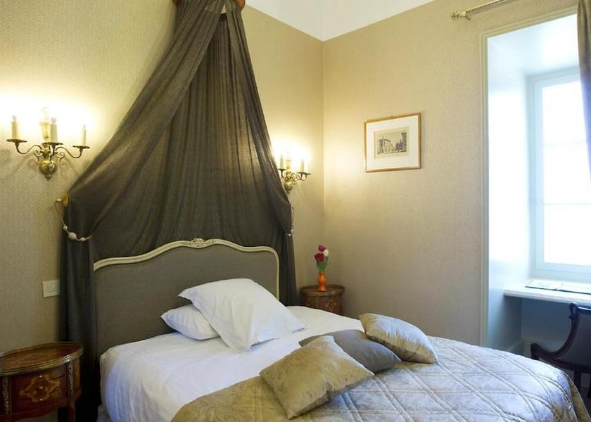 Centre-Loire Valley Chargé Room