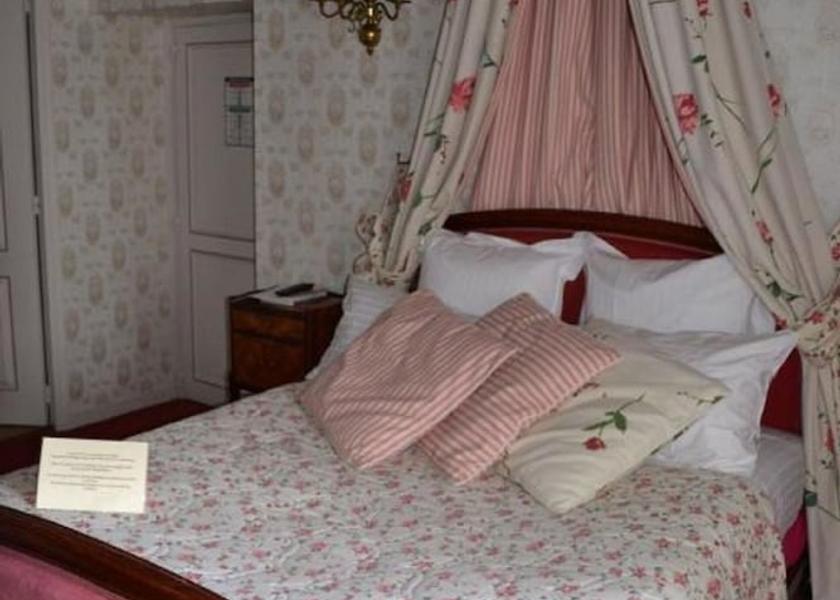 Centre-Loire Valley Chargé Room