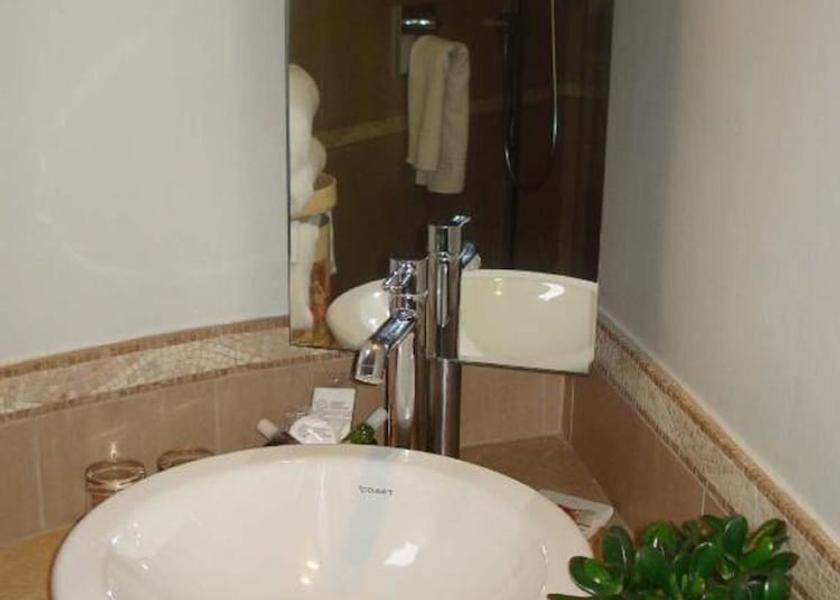 Centre-Loire Valley Chargé Room