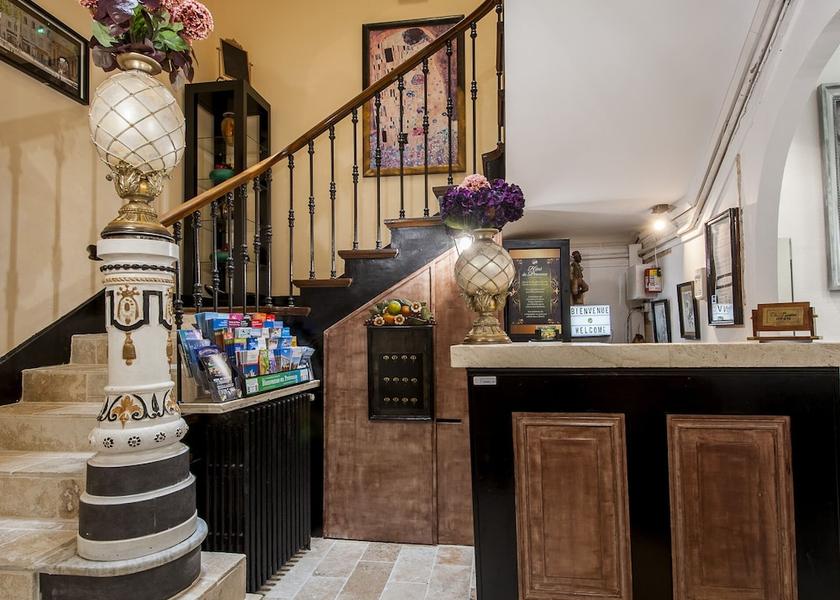 Provence - Alpes - Cote d'Azur Salon-de-Provence Reception