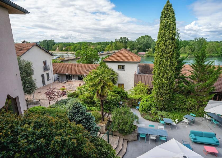 Auvergne-Rhone-Alpes Jons Terrace