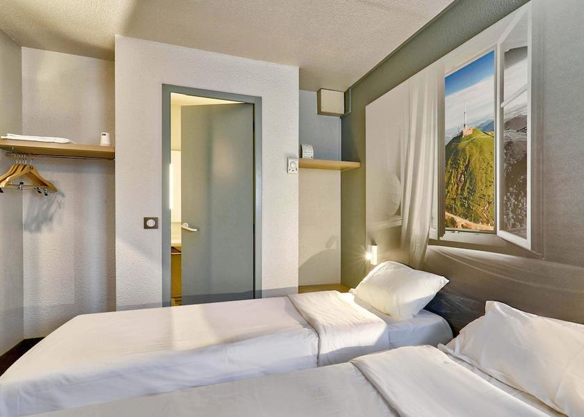 Auvergne-Rhône-Alpes Clermont-Ferrand Quadruple Room 4 single beds