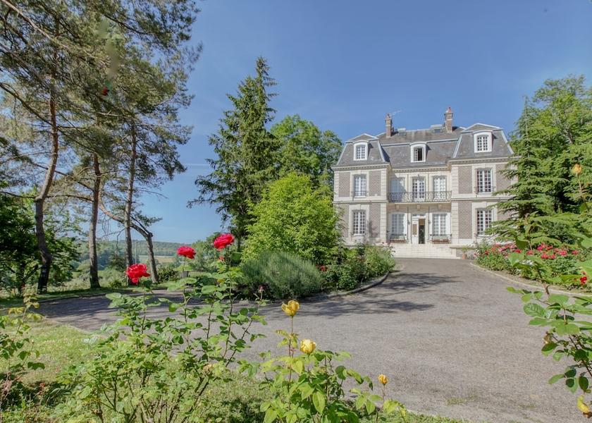 Normandy Avesnes-En-Bray Facade