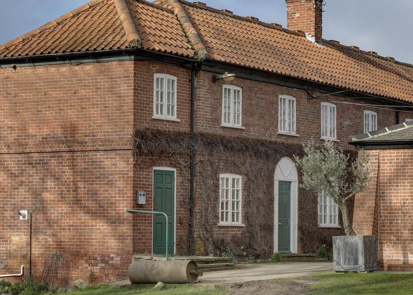 England Retford Exterior Detail