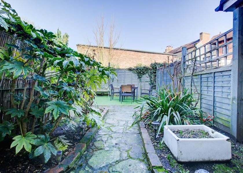 England Farnham Garden