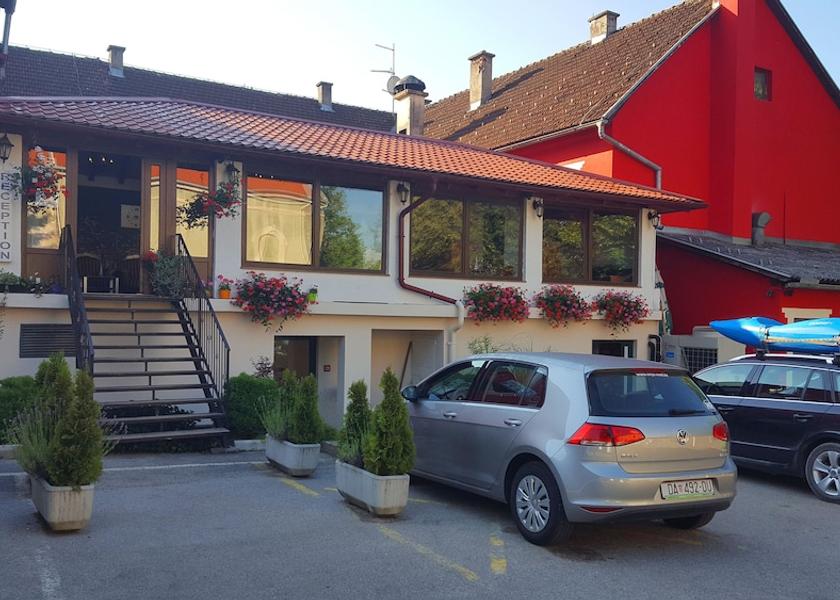 Karlovac Slunj Entrance