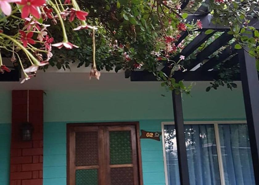 Surat Thani Ban Ta Khun Facade