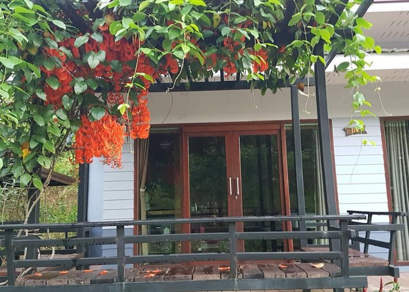 Surat Thani Ban Ta Khun Facade