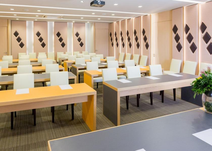 Surin Surin Meeting Room