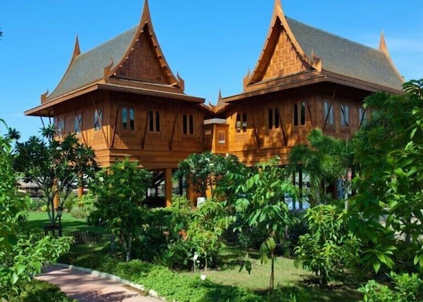 Nakhon Pathom Sam Phran Exterior Detail