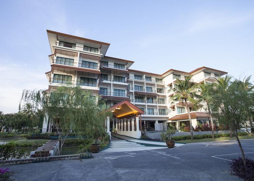Nakhon Pathom Sam Phran Facade
