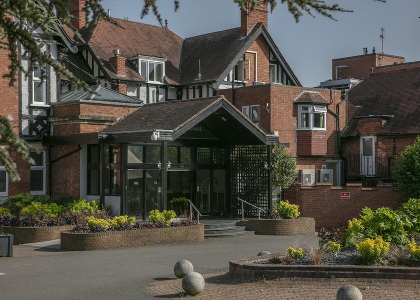England Kenilworth Exterior Detail