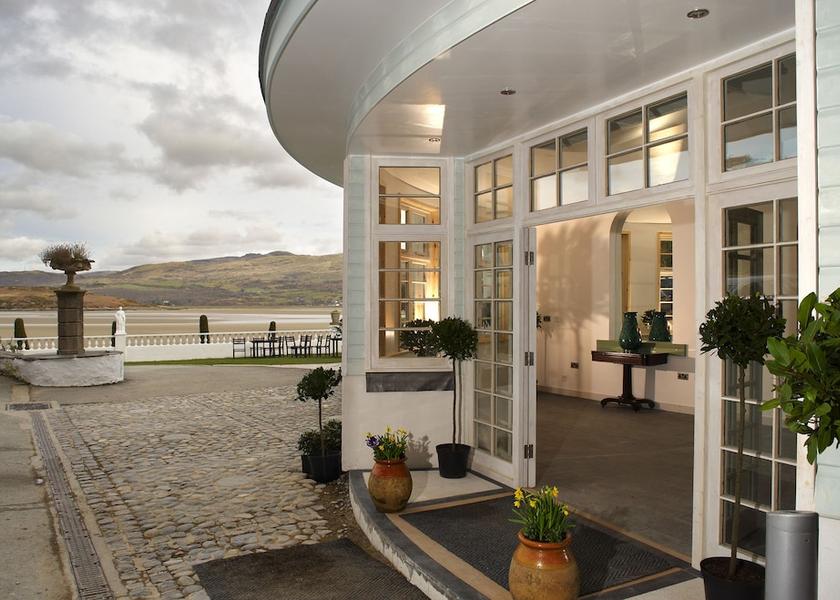 Wales Penrhyndeudraeth Facade