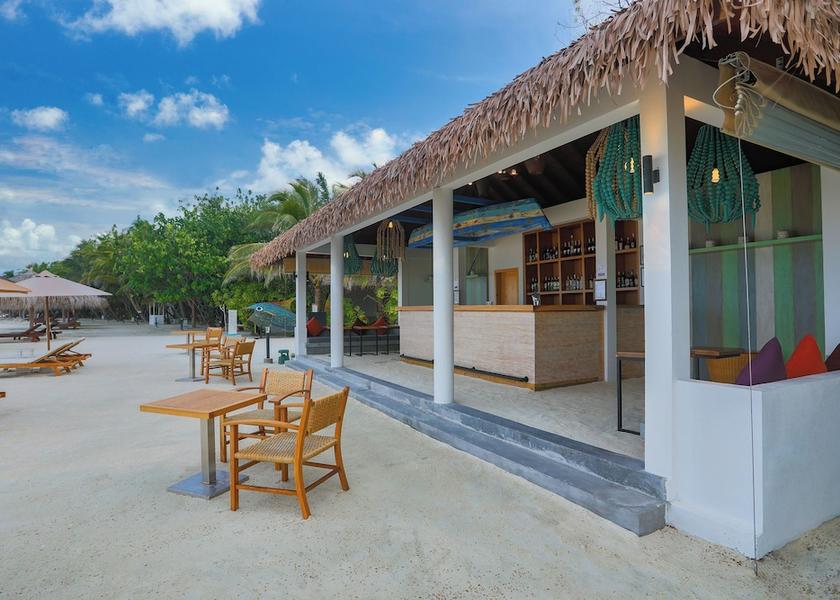 Kaafu Atoll Kanuhuraa Bar (on property)