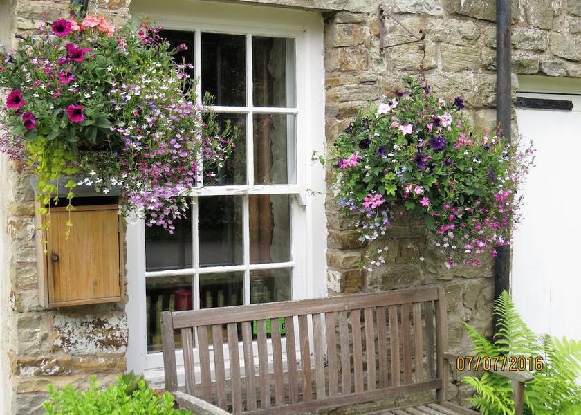 England Alston Exterior Detail