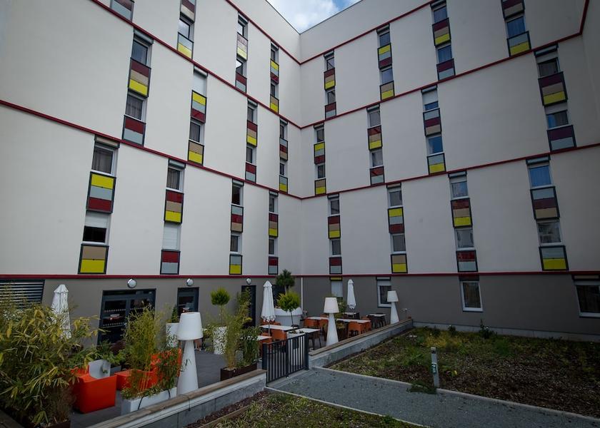 Auvergne-Rhône-Alpes Clermont-Ferrand Courtyard