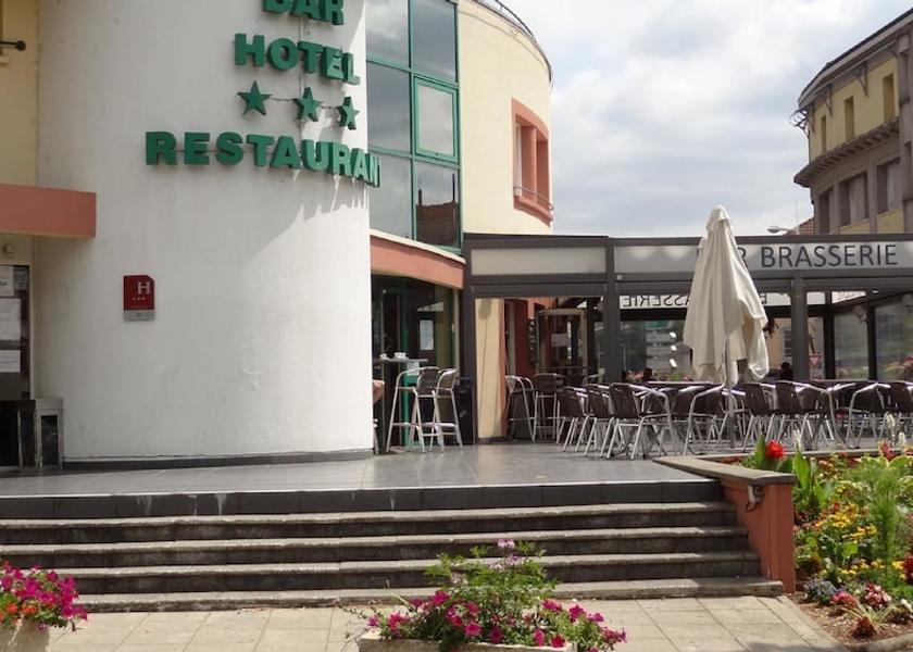 Grand Est Neufchateau Terrace/patio