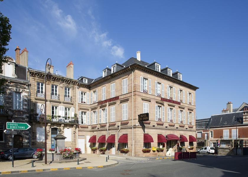 Auvergne-Rhone-Alpes Moulins Facade