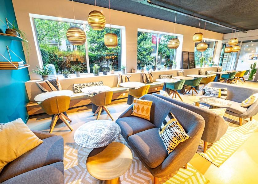 Île-de-France Boulogne-Billancourt Bar (on property)