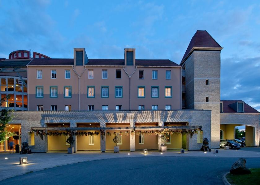 Ile-de-France Magny-le-Hongre Front of property - evening/night