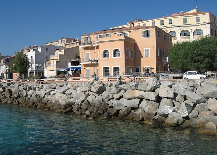 Corsica L'Île-Rousse Front of property