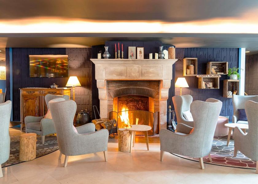 Île-de-France Fontainebleau Bar (on property)