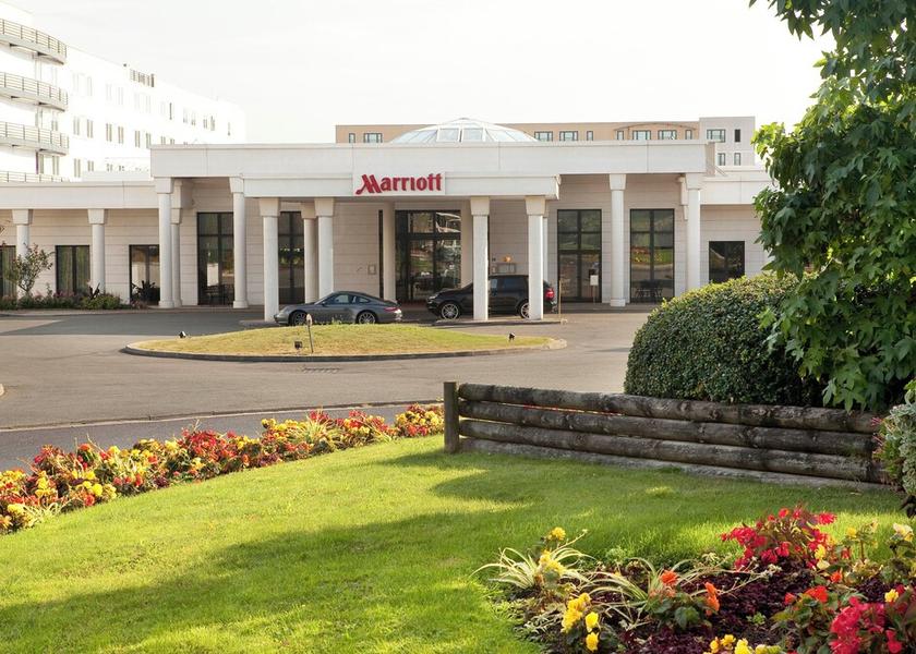 Ile-de-France Roissy-en-France Front of property