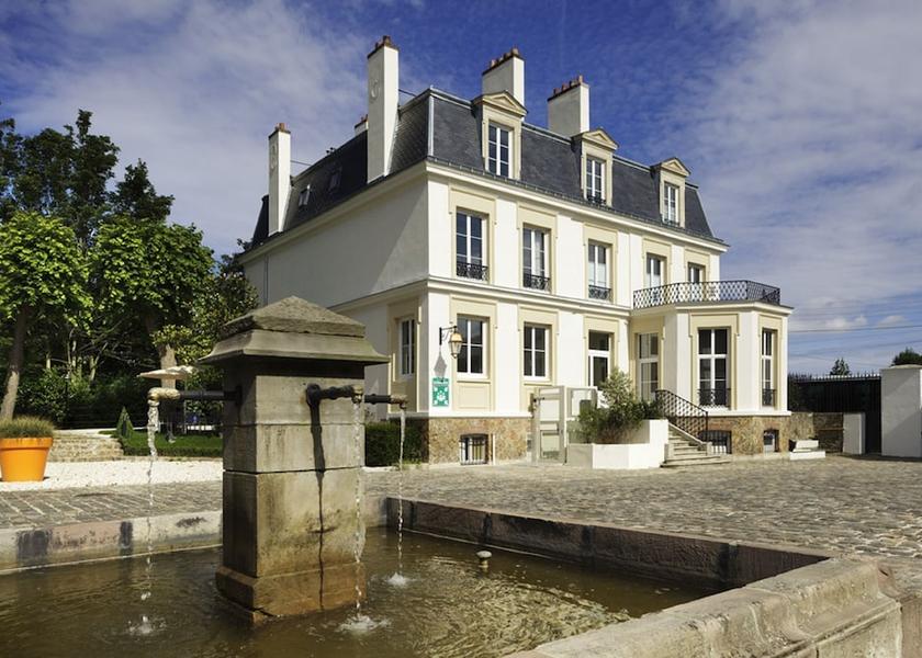 Île-de-France Saclay Courtyard view