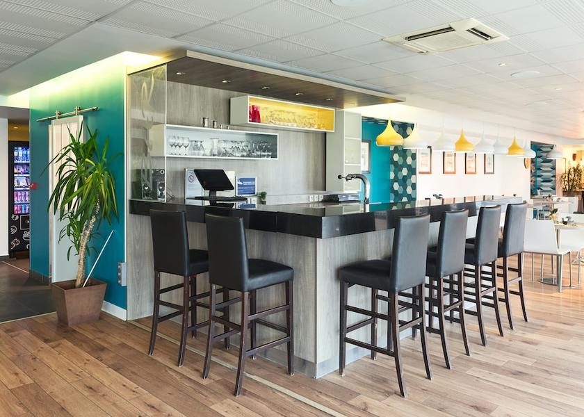 Île-de-France Roissy-en-France Bar (on property)