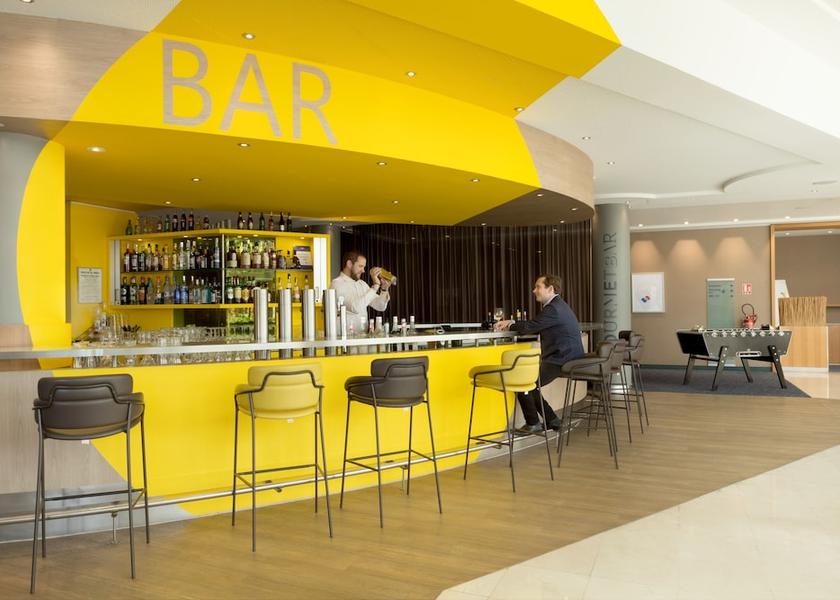 Île-de-France Roissy-en-France Bar (on property)